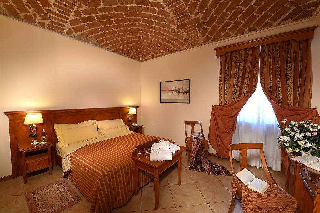 Hotel Acqui & Centro Benessere Acqui Terme Oda fotoğraf